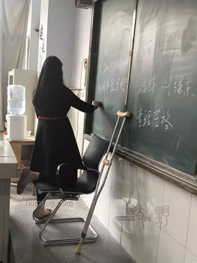 小孩姐骨折后如何安全地在家拄拐行走